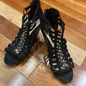 VINCE CAMUTO Black Suede Stacked Heel Sandals 8W